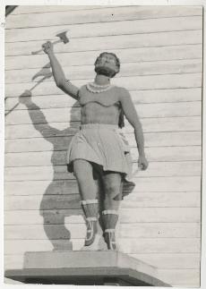 Figure head from wrecked ship on Robin's bell store